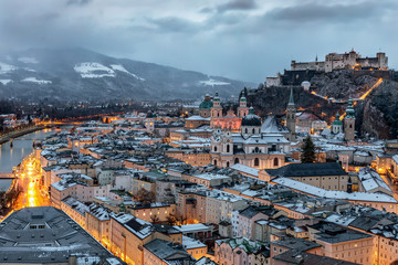 Naklejka premium Widok na pokryte śniegiem Stare Miasto w Salzburgu w mroźny zimowy poranek w grudniu, Austria