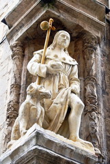 Ville de P&eacute;zenas, sculpture "un homme et son chien" dans une niche renaissance de 1511, au coin d'une rue, d&eacute;partement de l'H&eacute;rault, France