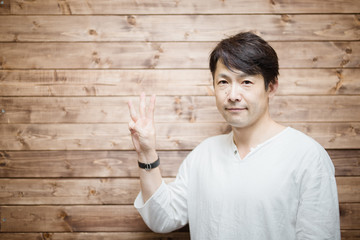 ミドル男性・カジュアル・木目