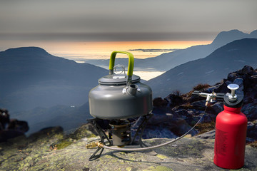 Camping Kocher mit Kessel auf einem Felsen in den Bergen, Aussicht