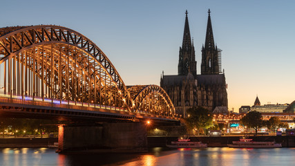 Kölner Dom bei Sonnenuntergang vom Kennedy Ufer