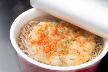 カップ麺の調理シーン