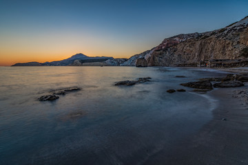 Vista della spiaggia di Firiplaka al crepuscolo, isola di Milos GR	