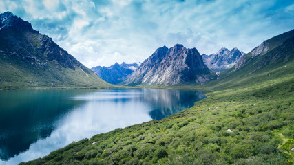 Obraz na płótnie Canvas Aerial view of beautiful lake in high altitude mountains