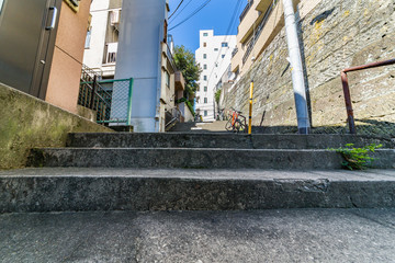 都会の裏路地にある階段