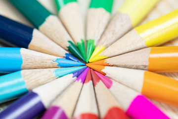 Obraz premium Close up macro shot of color pencils pile pencil tipped nibs Diagonal in a circle on the desk wooden. idea education back to school.