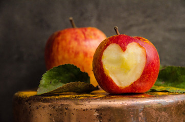 Äpfel mit ausgeschnitzem Herz 