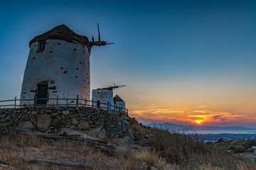 Mulini a vento tradizionali nel villaggio di Vivlos al tramonto, isola di Naxos GR	