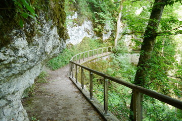 Wanderweg am Felsen mit Geländer