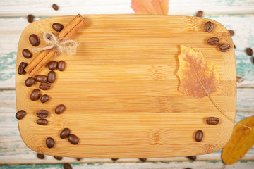 кофе свежий стоит на доске из дерева  © Anna81