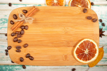 кофе свежий стоит на доске из дерева  © Anna81