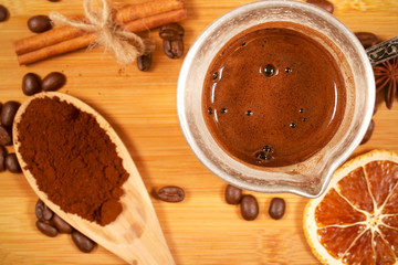 кофе свежий стоит на доске из дерева  © Anna81