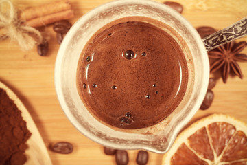 кофе свежий стоит на доске из дерева  © Anna81