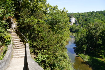 Fototapeta na wymiar Stufen Teufelsbrücke mit Donau und Felsen