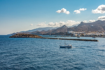 Vista sulla Portara e costa rocciosa dell'isola di Naxos, arcipelago delle isole Cicladi GR	