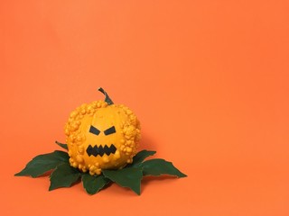Calabaza de halloween sobre un fondo naranja.