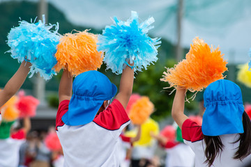 運動会応援している幼稚園の子供達