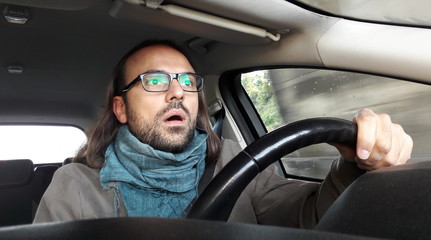 Uomo alla guida dell'auto - stupefatto