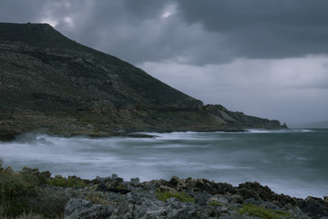 Obraz premium Waves crushing on the coast