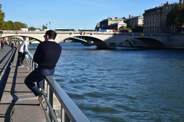 Fl&acirc;ner au bord de la Seine &agrave; Paris, France