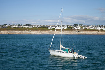 Voilier rentrant au port breton d'Audierne (Finistère)