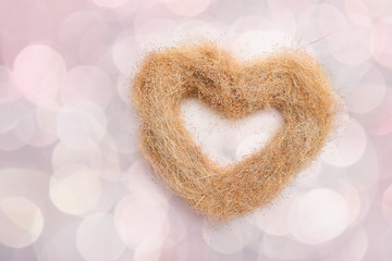 Herz aus natürlichem Material auf farbigem Hintergrund für Gruß