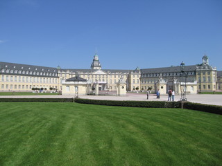 Schloss Karlsruhe mit Wiese