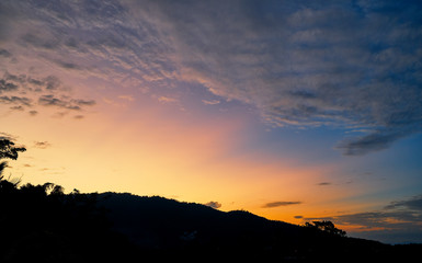 Obraz premium Spectacular sunset over mountains and trees on a tropical island 
