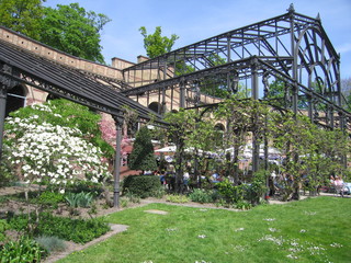 Café bzw. Weinstube im Freien Botanischer Garten Karlsruhe mit Pergola