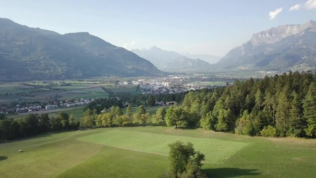 Drohnenaufnahme vom Wald in Zizers mit Blick auf Landquart in der Schweiz