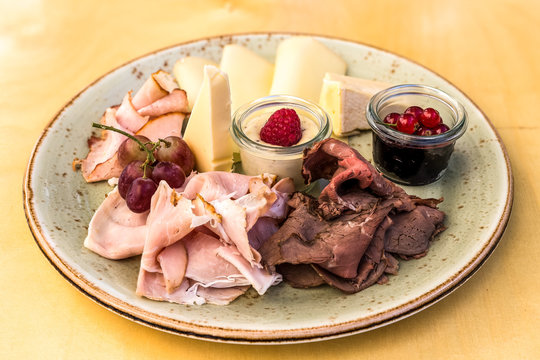 Fr&uuml;hst&uuml;ck mit Rostbeef und Schinken