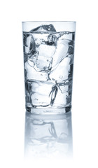 Freigestelltes Wasserglas mit Eis
