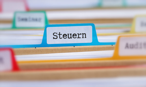 Akten mit der Beschriftung Steuern