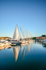 Obraz premium mirroring sailboats