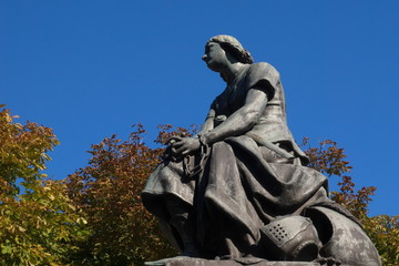 statue de Jeanne d'Arc prisonnière des Anglais
 sur la place du Crotoy (baie de Somme)

