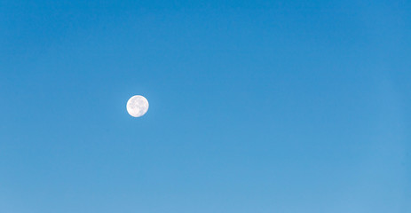 Mond am Tag, blauer Himmel © Patrick Daxenbichler