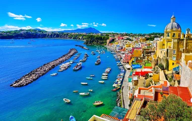 Papier peint photo autocollant rond Naples Vue sur le port de Corricella avec beaucoup de maisons colorées lors d& 39 une journée ensoleillée sur l& 39 île de Procida, en Italie.