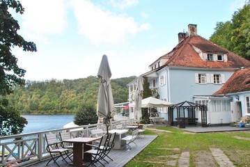 Zabytkowy dom nad jeziorem © bnorbert3