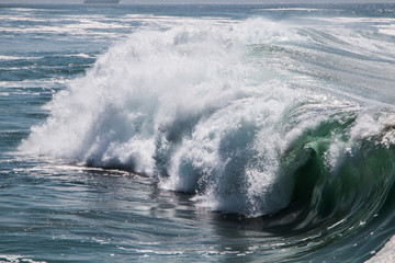 Naklejka premium Ocean wave breaking from the side.