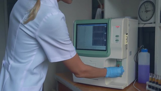 Medical Laboratory - Lab Assistent - Bood Test. HD
