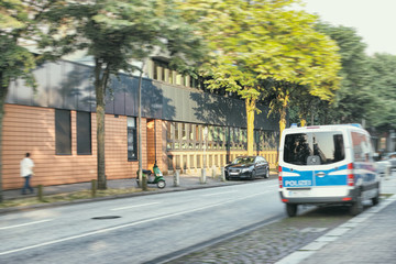 Obraz premium St. Georg Hamburg Crime police street trees van