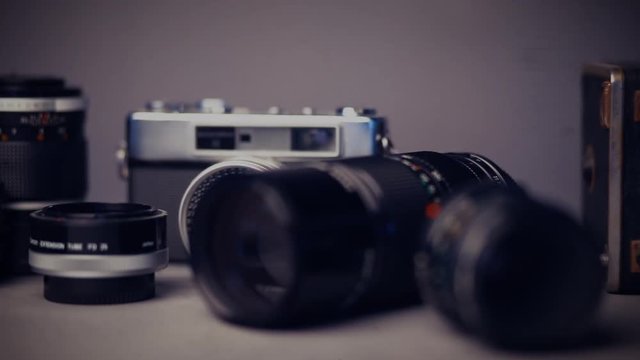 verschiedene analoge kameras und objektive