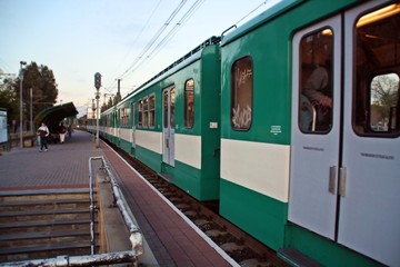 Viejo tranvía de Budapest en una estación recogiendo gente.