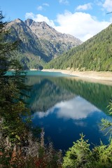 Fototapeta na wymiar paesaggio lago montagna natura acqua riflesso alberi erba verde foresta 