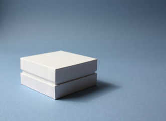 Naklejka premium White paper gift box on a blue background