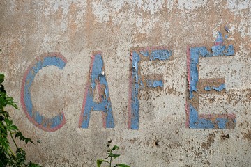 Ancienne inscription publicitaire sur un mur.