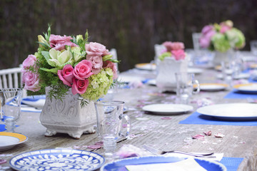 Mesa de centro con flores boda
