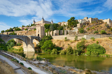 Fototapeta na wymiar Toledo with puente de alcantara, Tajo and Alcazar