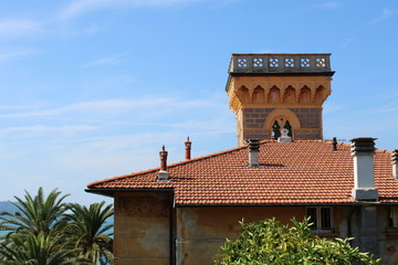 Villa rococò con torre e palme