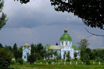 Ukraina - murowana błękitna cerkiew